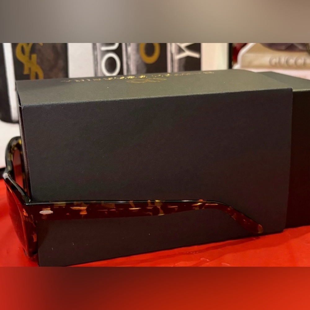 BARTON PERREIRA Tortoise Shell
Sunglasses Case & Magnetic closure w/Cardholder - Picture 14 of 15